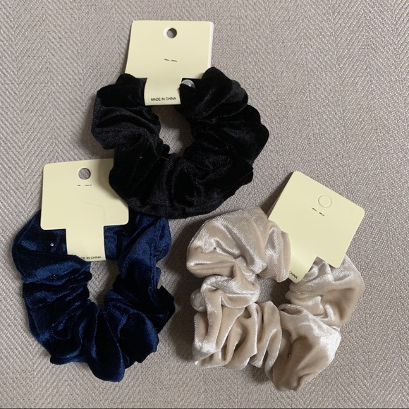 NWT 3 Velvet Ponytail Scrunchies - Picture 5 of 5